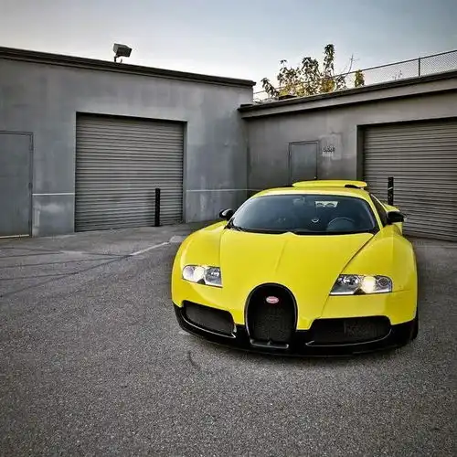 布加迪威航,史上最快量产超跑之一,尾翼一开,天下无敌
