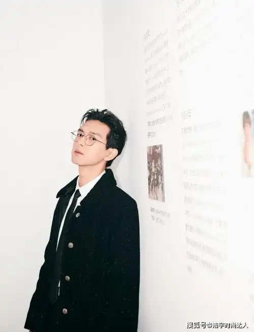 现男友上线黑色长款大衣搭配白衬衫,李现上演眼镜杀
