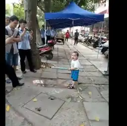 3岁小孩竟手持钢管对抗城管
