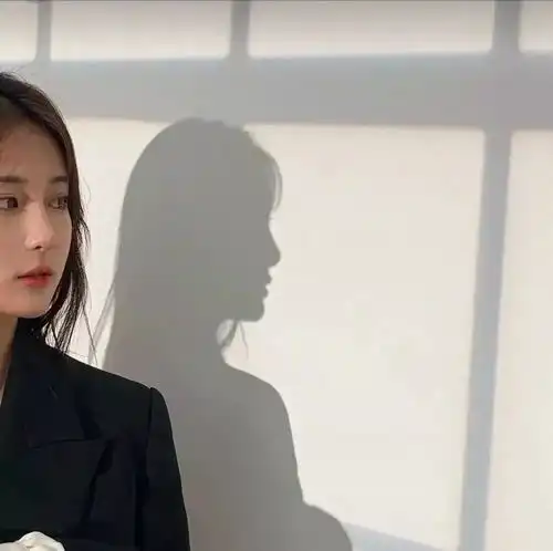 网易云热评班上来了个插班女生,自我介绍时我们都夸她谦虚,后来发现
