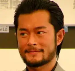 留胡子堪比整容的男星,易烊千玺成熟帅气,最后一位变化大
