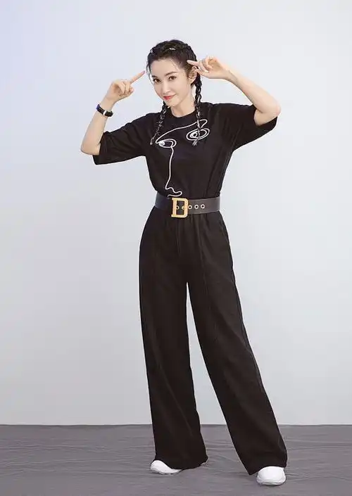 女生帅起来真不输男生,李冰冰身穿黑色西装,有霸总的既视感
