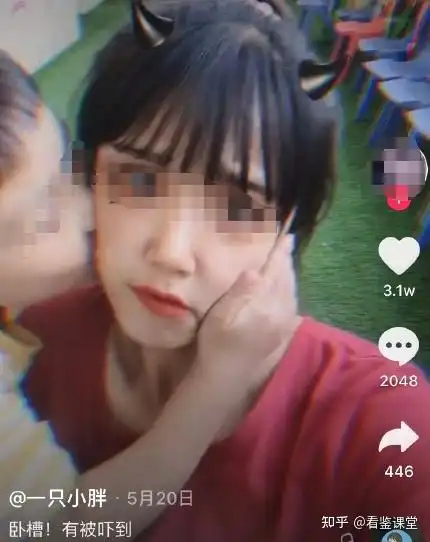 可怕某音网红幼师博主,嘴对嘴亲小男孩称自己在幼儿园可以为所欲为
