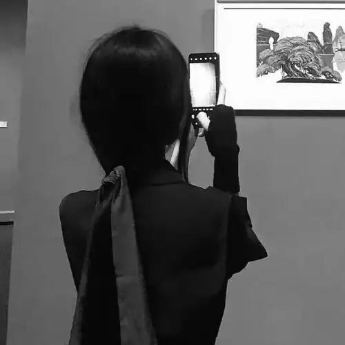 高级质感黑白女生头像
