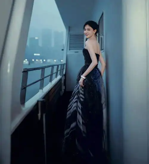 白玉兰生图,唐嫣瘦弱明艳,刘亦菲珠圆玉润,两人后台拥抱好闺蜜
