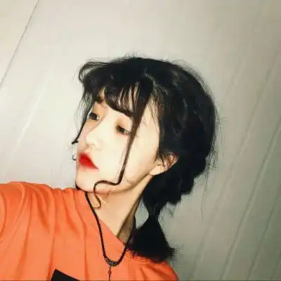 可啊扎辫子小女生头像
