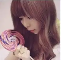 有木有吃棒棒糖的女生头像
