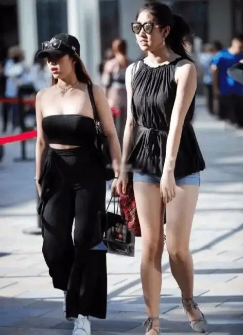 拥有好身材的小姐姐,紧身的穿搭,显得特别的美和迷人
