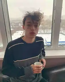 靠一脸丧气火起来的网红
