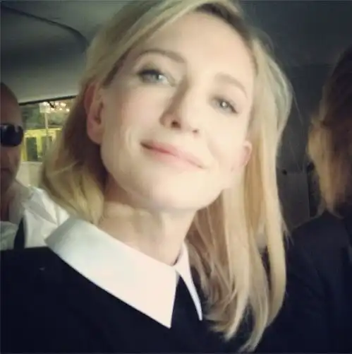 大魔王剃光头比男人帅,赚钱比老公多,51岁漂亮人生打开方式如下
