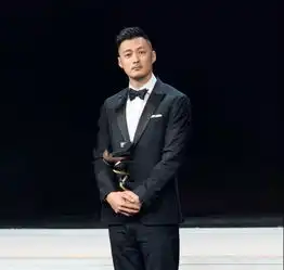 余文乐亮相微博之夜获年度男神尽显成熟魅力

