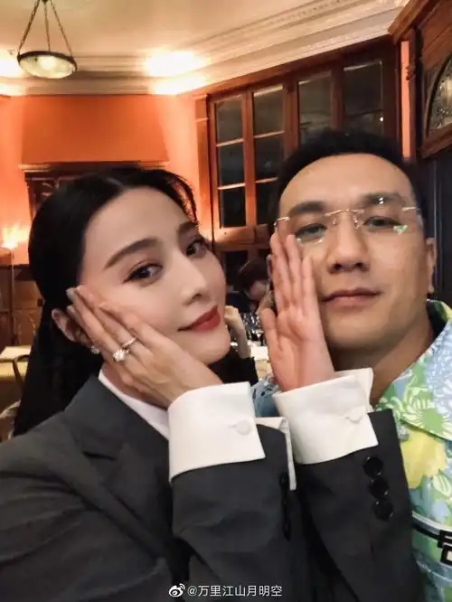 全网谁红跟谁玩第一人果然不是没有道理......
