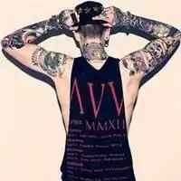 求大神帮我找一个能和下面的头像配一对的头像
