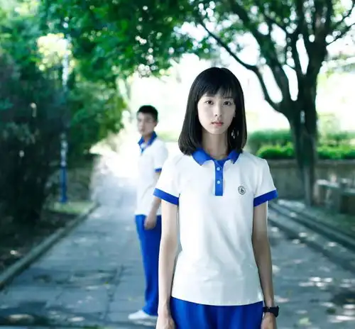 港风翻红明星扎堆上身宋祖儿批量复制经典,杨幂新广告造型被夸
