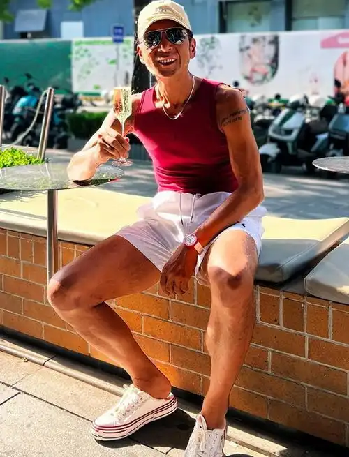 建议中老年男人,夏天少穿这4种假时髦真土气颜色,太油腻
