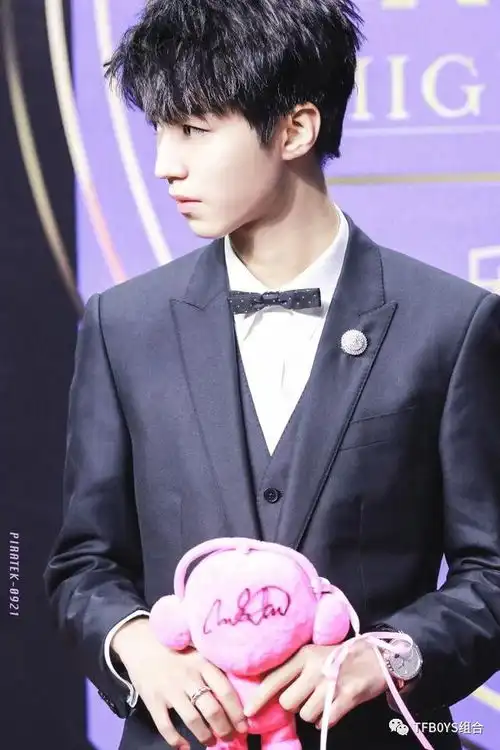 你们的成熟小男人王俊凯已上线
