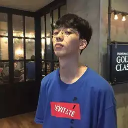 潮人这位男生也长得太像南柱赫了吧,连发型和穿搭都差不多
