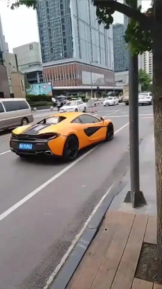 和男友逛街,偶遇小哥哥开迈凯伦转弯好霸气,后面的面包车都怂了
