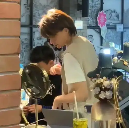 董卿带10岁儿子外出逛街,素颜打扮身材苗条,生活状态好松弛
