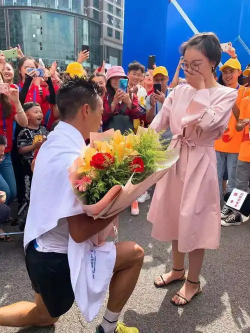 终于来了,穿婚纱终点等男友,当事人跪键盘求原谅
