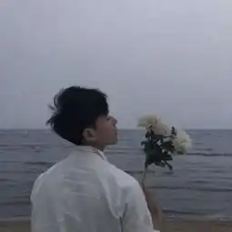 男头越是没人爱,越要爱自己
