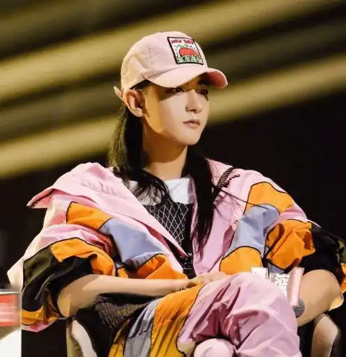 男明星留长发,易烊千玺变温柔,何洛洛女装大佬,而他成小说男主样子
