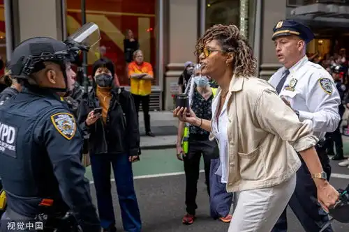 美国警察向高校示威者喷胡椒喷雾
