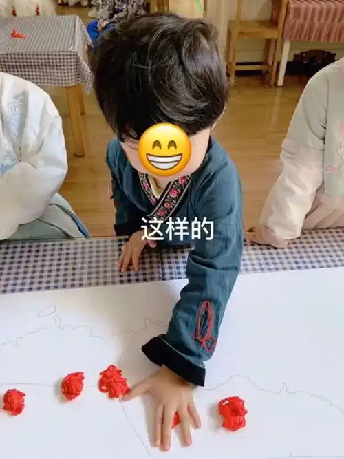 迎国庆老师让穿汉服,男孩用力过猛,国庆变登基大典,笑翻了
