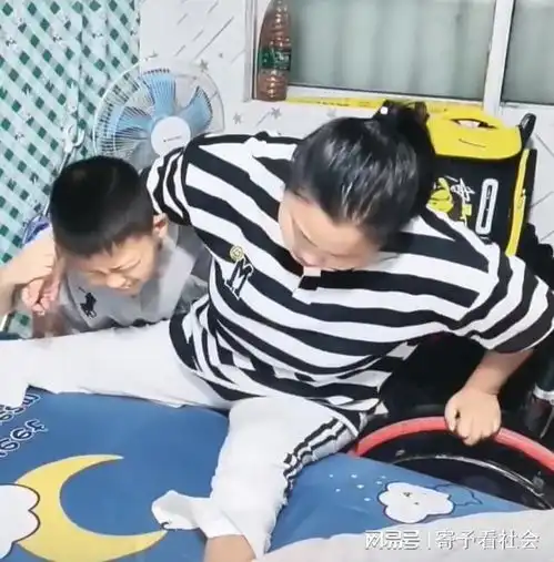 纪实12岁男孩独自照顾瘫痪妈妈,力气不够浑身颤抖,父亲跑了
