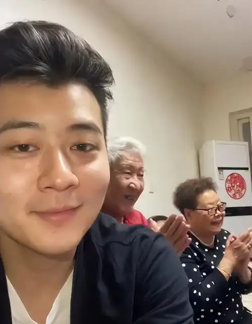 河南一帅气小伙陪爷爷奶奶看自己上的相亲节目,看着看着就动手了
