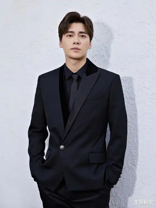 迪丽热巴一身白色西服套装,配烈焰红唇,却被眼妆抢镜了
