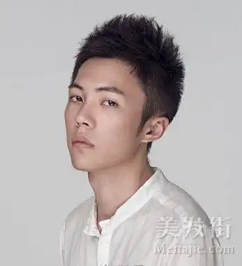 十几年一个发型,该换了,没头绪呢
