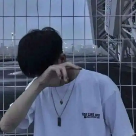 微信头像男生帅气嘴角带着静如止水的笑
