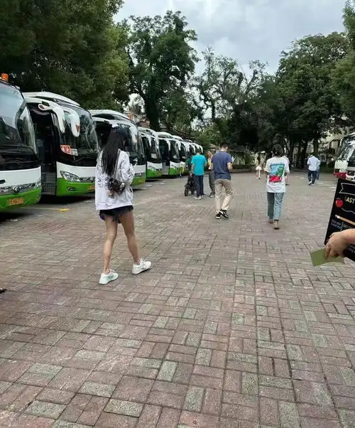 baby打扮严实送小海绵上学,满眼不舍望着儿子,明星也难逃家长群
