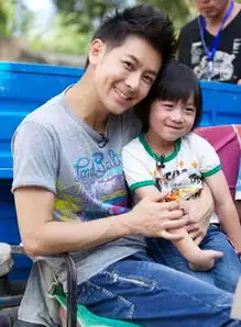 如今kimi已经9岁了,看到他长大后的照片,网友长残了
