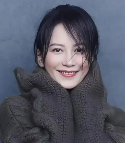 至今未婚未育,身边却有男人陪了近30年54岁的她才是真人间清醒
