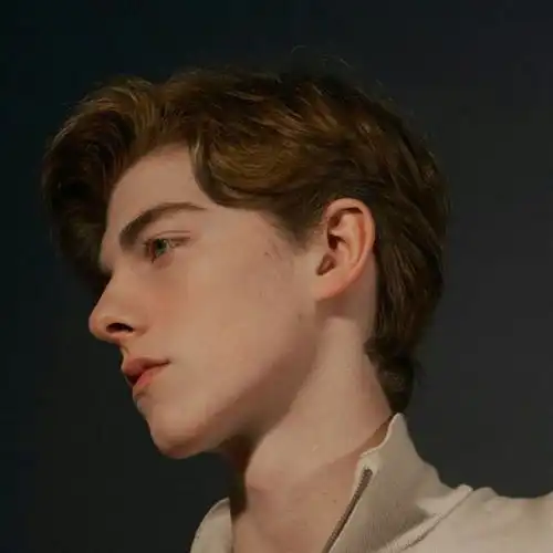 最新男头像一见钟情总是比日久生情来的快
