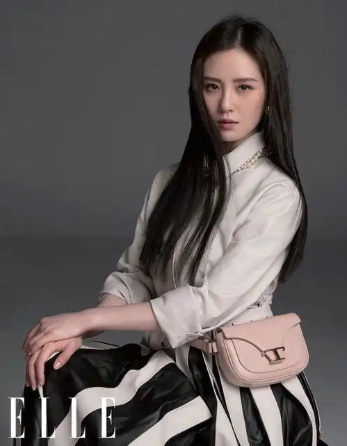 刘诗诗红衣封面成人间致美大背头搭烈焰红唇霸气侧漏,明艳大气
