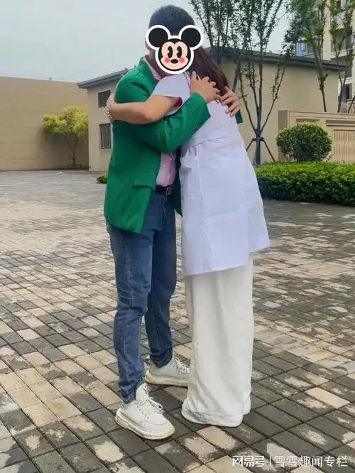 男子手捧鲜花去相亲,遇到救命恩人,他含着泪给恩人行大礼
