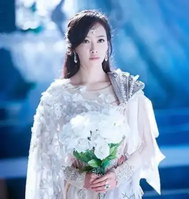 换上冰雪装的9位女星,赵丽颖霸气,张钧甯惊艳,唐嫣颜值巅峰
