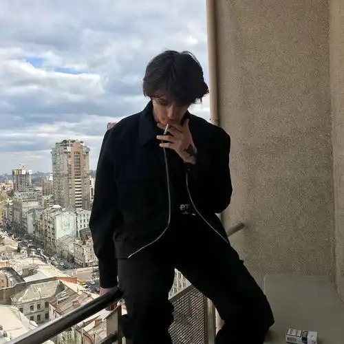 欧美男头像大人物就是一直不断努力的小人物
