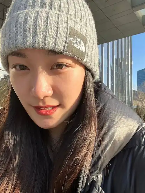 孙俪妹妹自拍晒素颜清纯可爱肤白貌美气质佳
