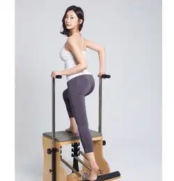 白背心紧身裤美女赏析
