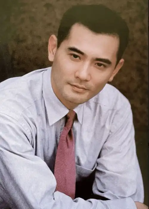 62岁赵文瑄颜值崩坏,昔日气质型男变秃头大叔,却仍被赞男人味浓
