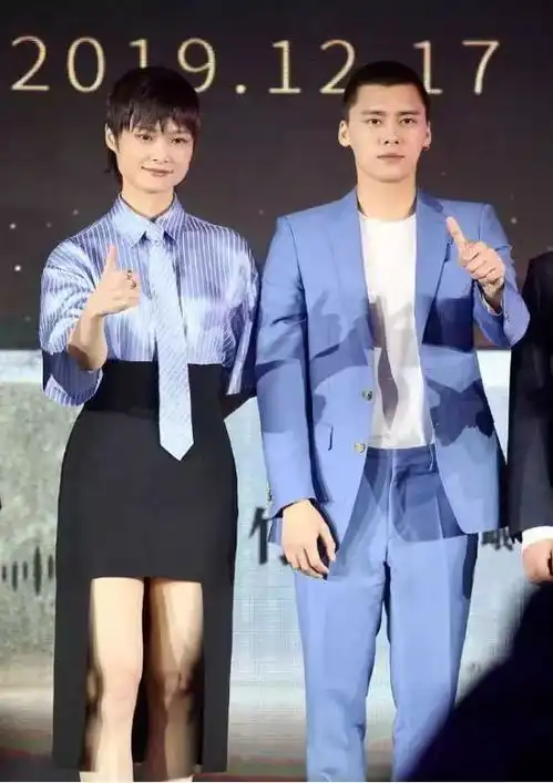 李宇春罕见穿二分裙,提高腰露修长双腿,挺性感很有女人味
