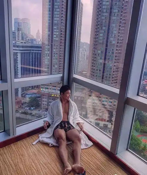 撑爆泳裤,这位韩国肌肉帅哥实力不俗
