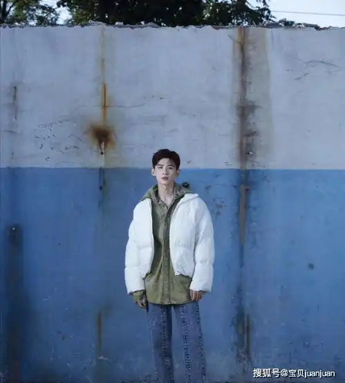 白敬亭穿酒红色西装录制综艺,内搭黑色禁欲衬衫,挡不住的少年感
