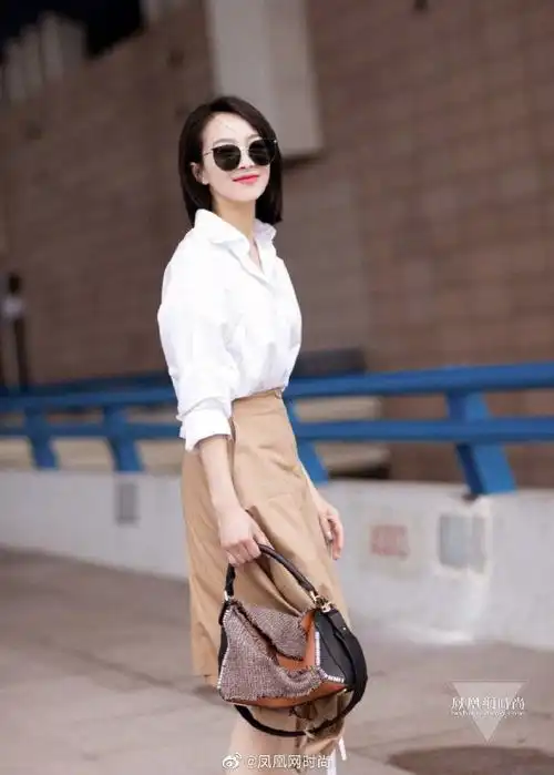宋茜启程巴黎男装周白色衬衫米色半身裙灵动优雅
