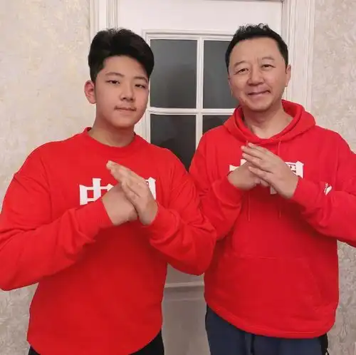 爸哪萌娃身高猛长,kimi一年长高12厘米,石头身高近1米8
