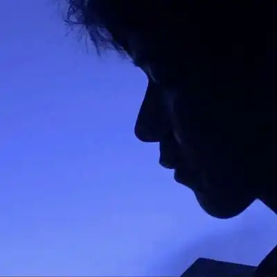 高清成熟稳重的男头真人高冷侧面图片
